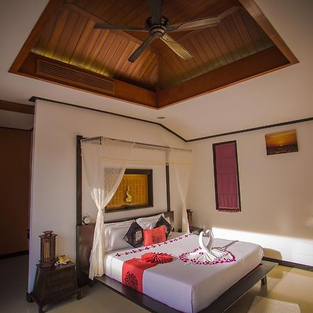 The Iris Pool Villa Rawai Room photo